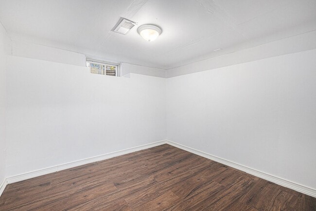 Building Photo - Charming 4Bed/2Bath with Two Huge Backyard