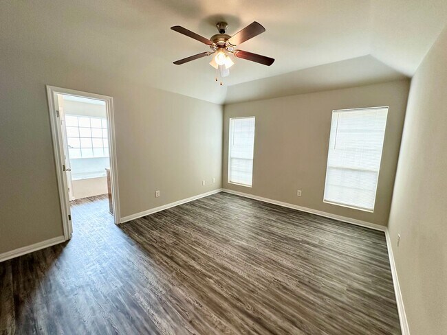 Building Photo - Charming home in Midway ISD.
