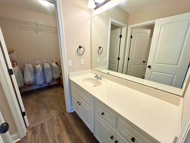 Building Photo - 533 Deerchase Ct