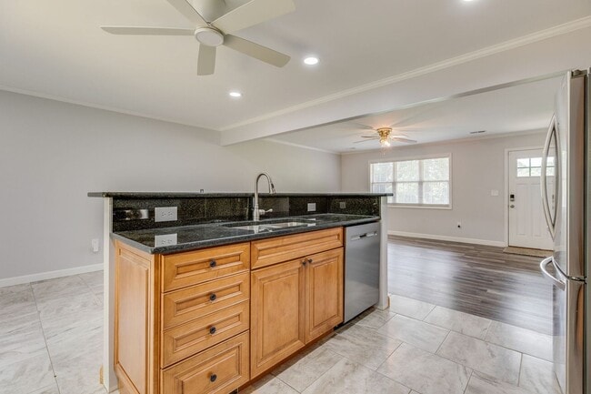 Building Photo - 3 Bed/1.5 Bath in Colonial Heights