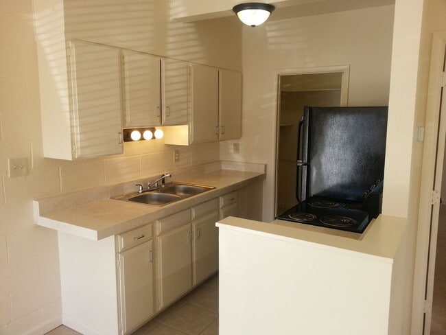 Building Photo - 1BD/1BA close to Moana/So. Virginia $1,350 avail immediately