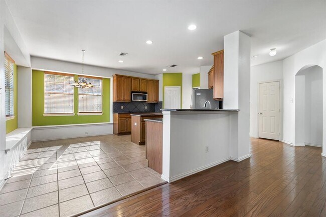 Building Photo - 910 Waterside Dr