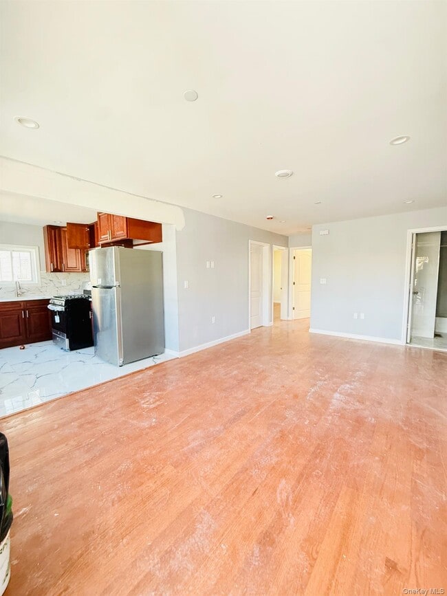 Building Photo - 139-22 Lakewood Ave