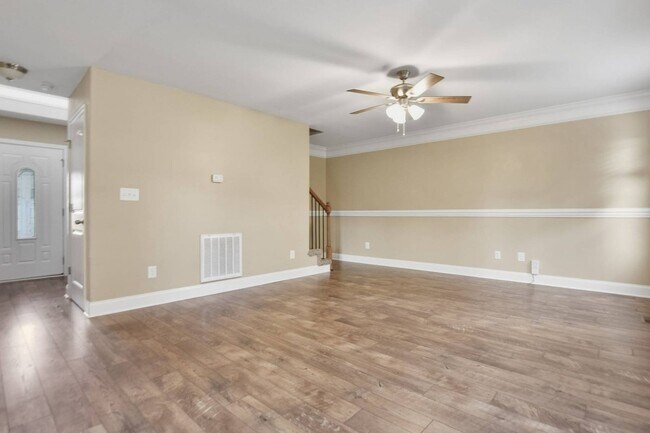 Building Photo - Three Bedroom in Magnolia Place!