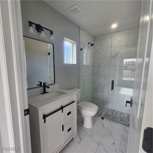 Building Photo - 1010 NE 34th Ln