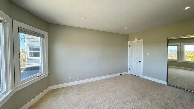 Building Photo - Updated 4BR/2BA Single Family Home in Cove...