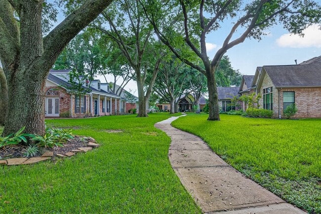 Building Photo - 4727 Lake Village Dr