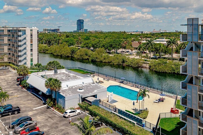 Building Photo - 3475 N Country Club Dr