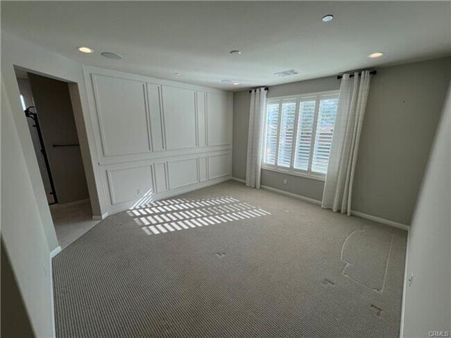 Building Photo - Welcome to this exceptional single-story 4-bedroom, 4-bathroom home!