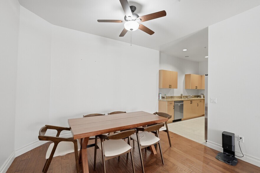 Building Photo - 917 S New Hampshire Ave