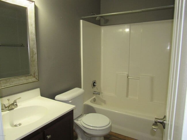 Building Photo - 2 BR 2 BA Duplex