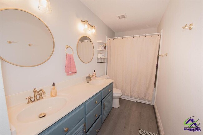 Building Photo - 205 Lake Placid Dr