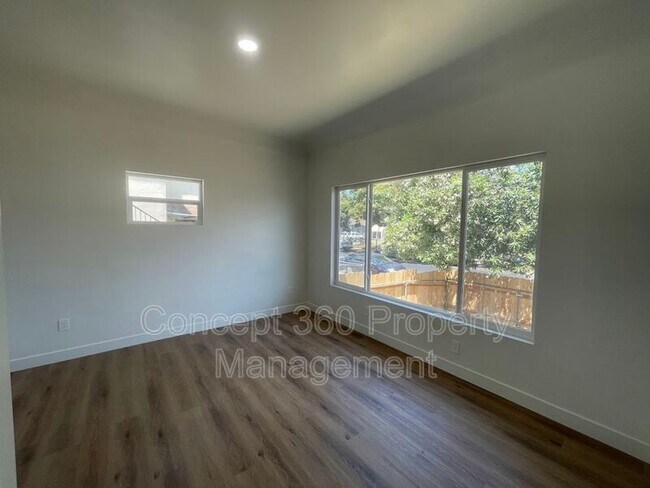 Building Photo - 940 E 43rd Pl