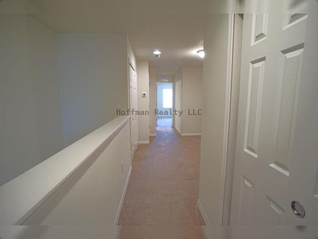 Building Photo - 2-bedroom, 2.5-bath, 1-car garage Townhous...