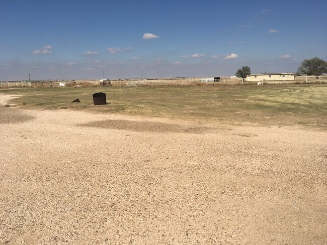 Building Photo - Livestock Auction converted to home 5 mile...