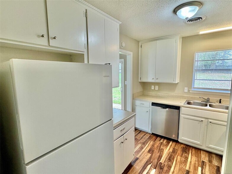 Building Photo - 523 Placid Dr