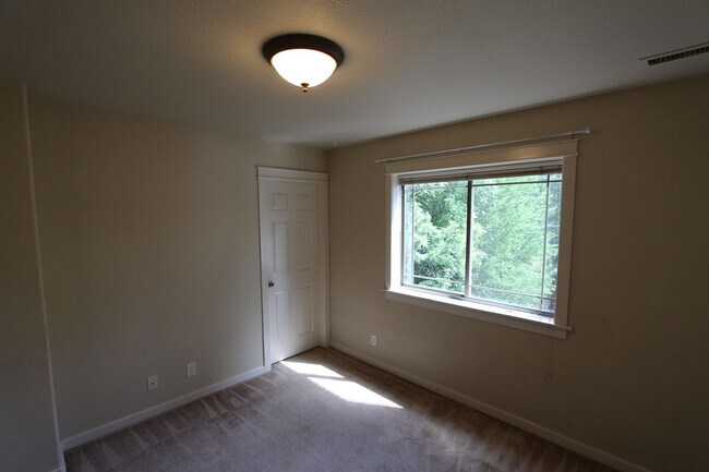Building Photo - Spacious 3BR home Near NAU | New Carpet + Parking for 3 Vehicles