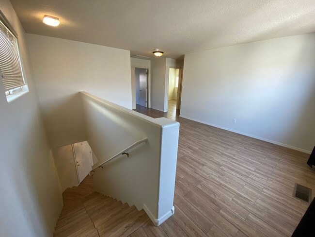 Building Photo - 3 bed 2.5 bath