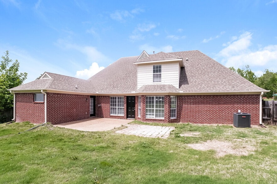 Building Photo - 1230 Worthington Dr