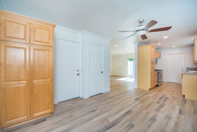 Building Photo - Sunny and Bright 3 Bedroom End Unit in Yorktown Villas Neighborhood