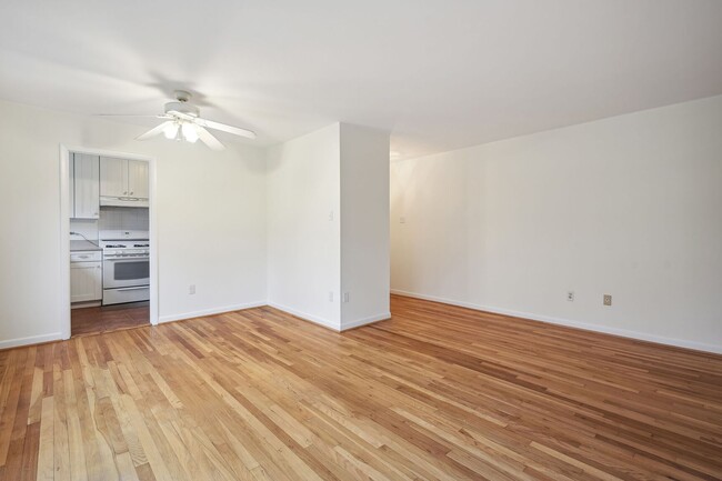 Building Photo - Spacious Walk Up in Parkside N. Bethesda I...