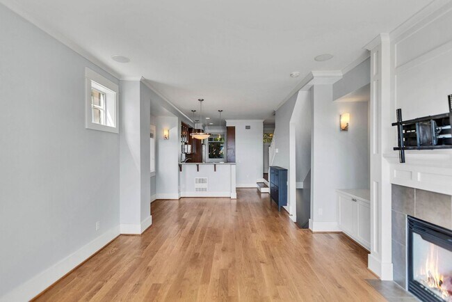 Building Photo - Spacious 3 Bed 2.5 Bath Townhome with Views and Two Parking Spaces – First Hill/Capitol Hill