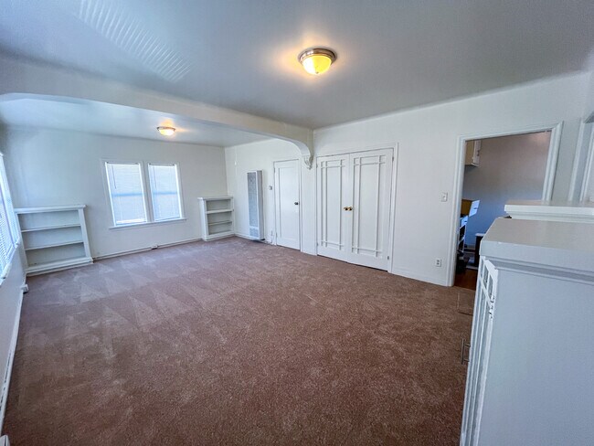 Building Photo - 1452 W 39th St