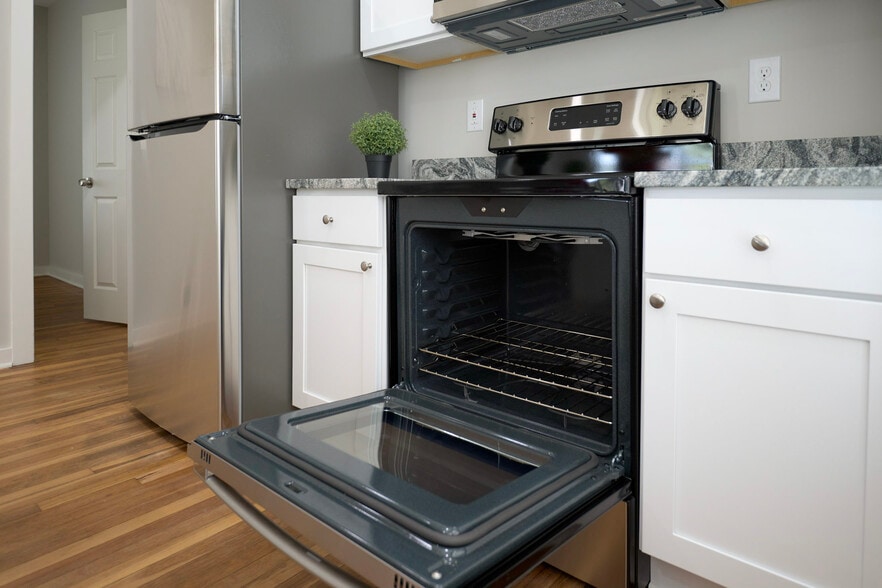 Oven - 644 Marston St