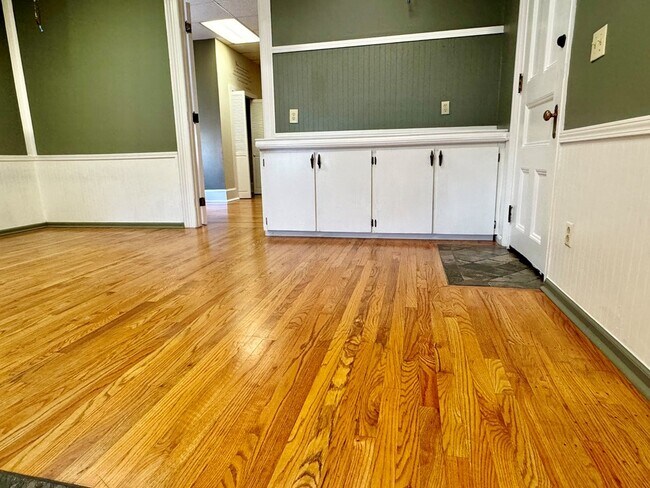 Building Photo - 11 Main St