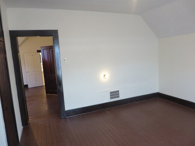 Building Photo - Large Three Bedroom, 1.5 Bathroom Home hal...