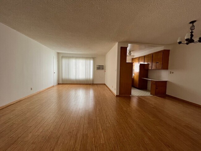 Building Photo - Excellent Location! Minutes from Beverly Hills and Hollywood