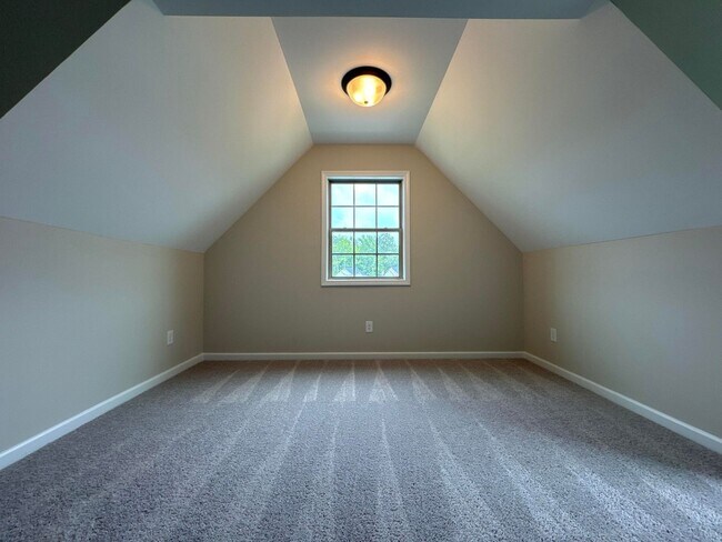 Building Photo - 5 Bedroom 3 Bathroom House