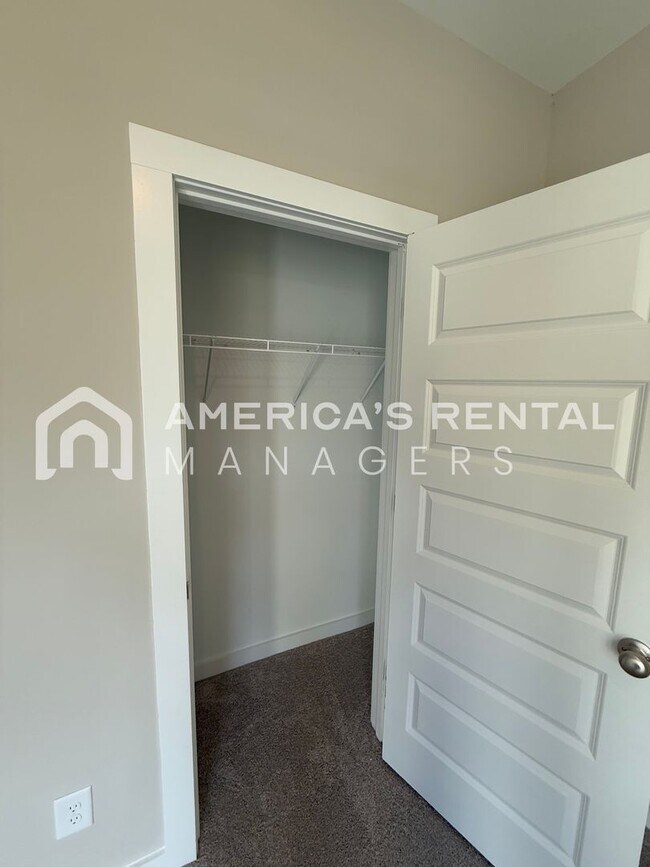 Building Photo - Home for rent in Riverside! Available to View Now!
