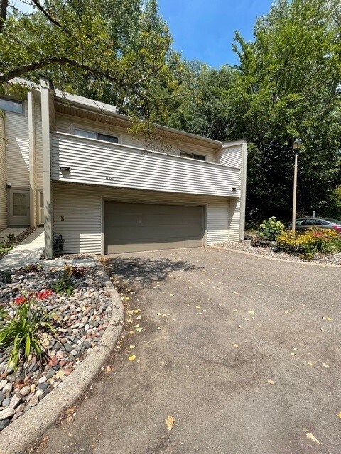 Double car garage - 8331 Upper 138th Ct