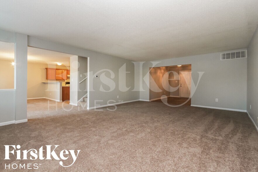 Building Photo - 1403 Round Lake Rd