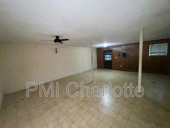 Building Photo - 3017 Arnold Dr