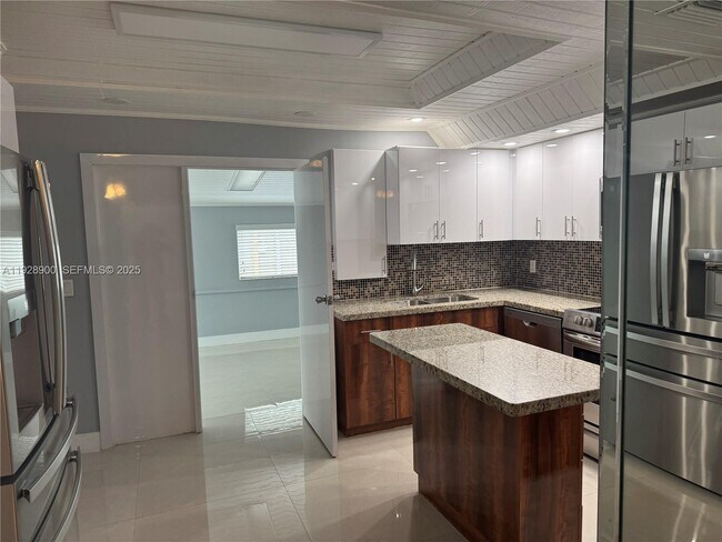 Building Photo - 881 Hialeah Dr