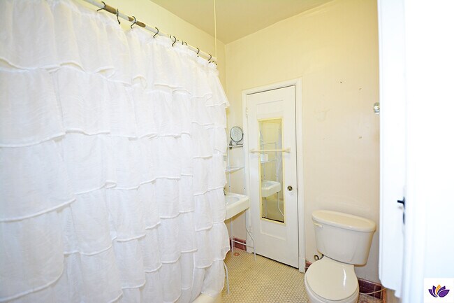 Building Photo - 5727 Carlton Way