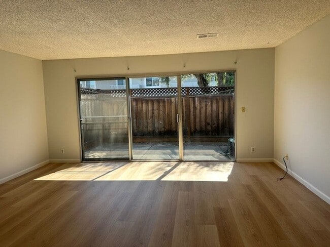 Building Photo - Large and Beautiful 2-Story Townhouse in D...
