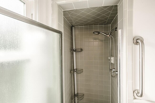 Building Photo - Beautiful 3 Bedroom / 2 Bath Single Family House in Burlingame!
