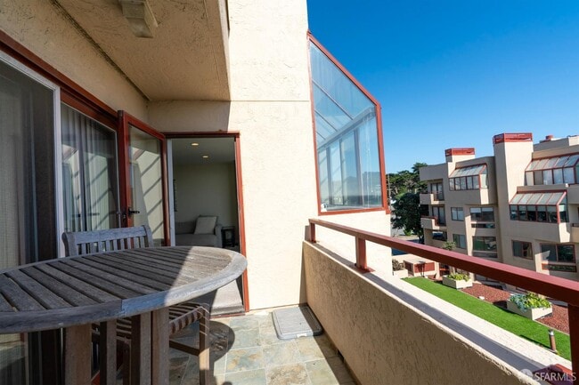 Building Photo - 855 La Playa St