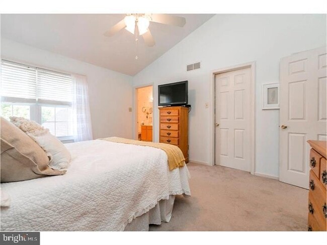 Building Photo - 556 Cork Cir