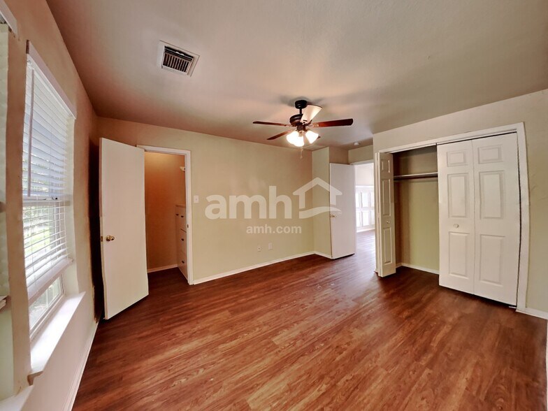 Building Photo - 26893 Kings Park Hollow Dr