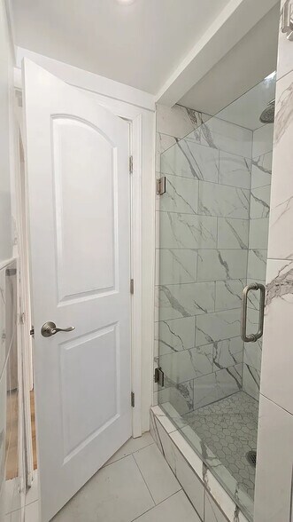bathroom - 1041 N Edinburgh Ave