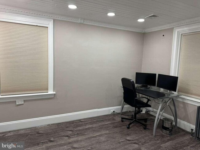 Building Photo - 725 W Mt Vernon St