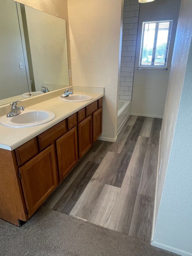 Building Photo - 3 Bed 2 Bath Contact Property Pros Realty ...