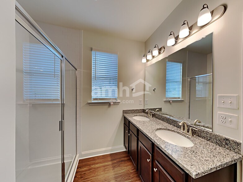 Building Photo - 565 Slew Dr