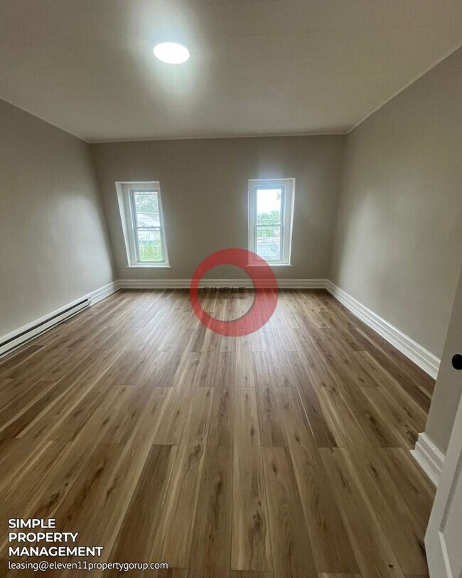 Building Photo - Massive 5 bedroom 1 bath house with fence ...