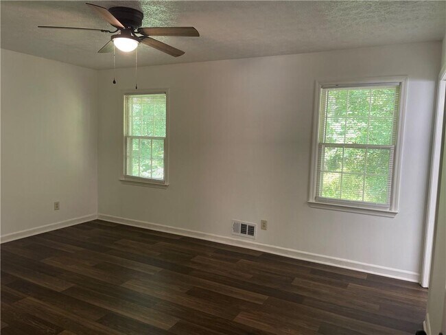 Building Photo - 290 Carmon Dr