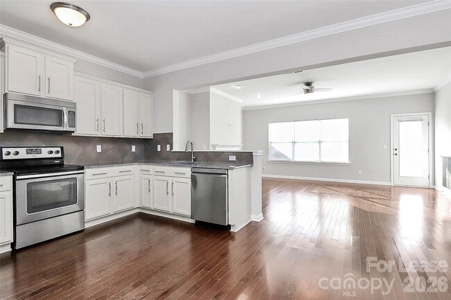 Building Photo - 8116 Dumphries Dr